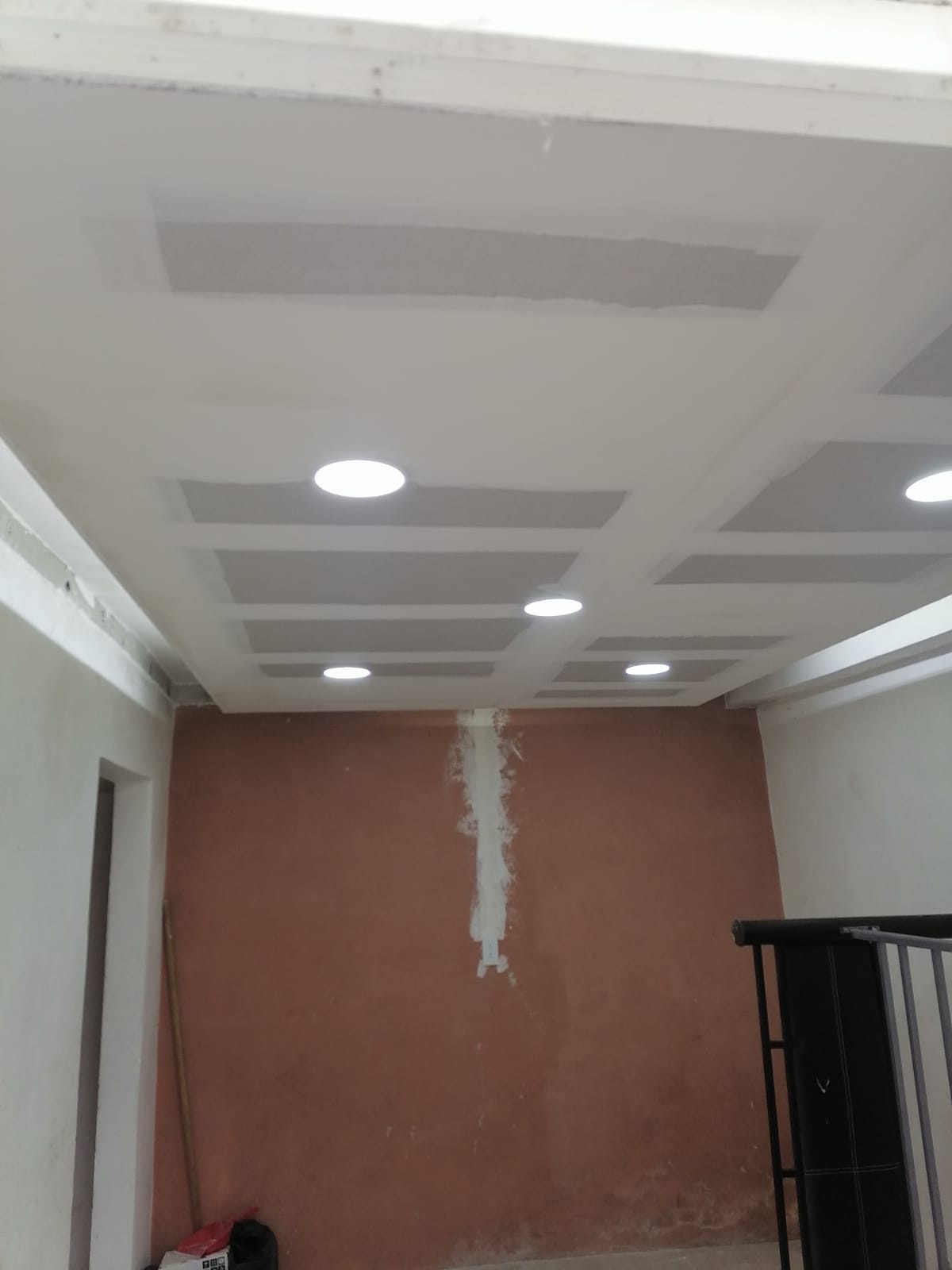 Plafón con luminarias empotradas