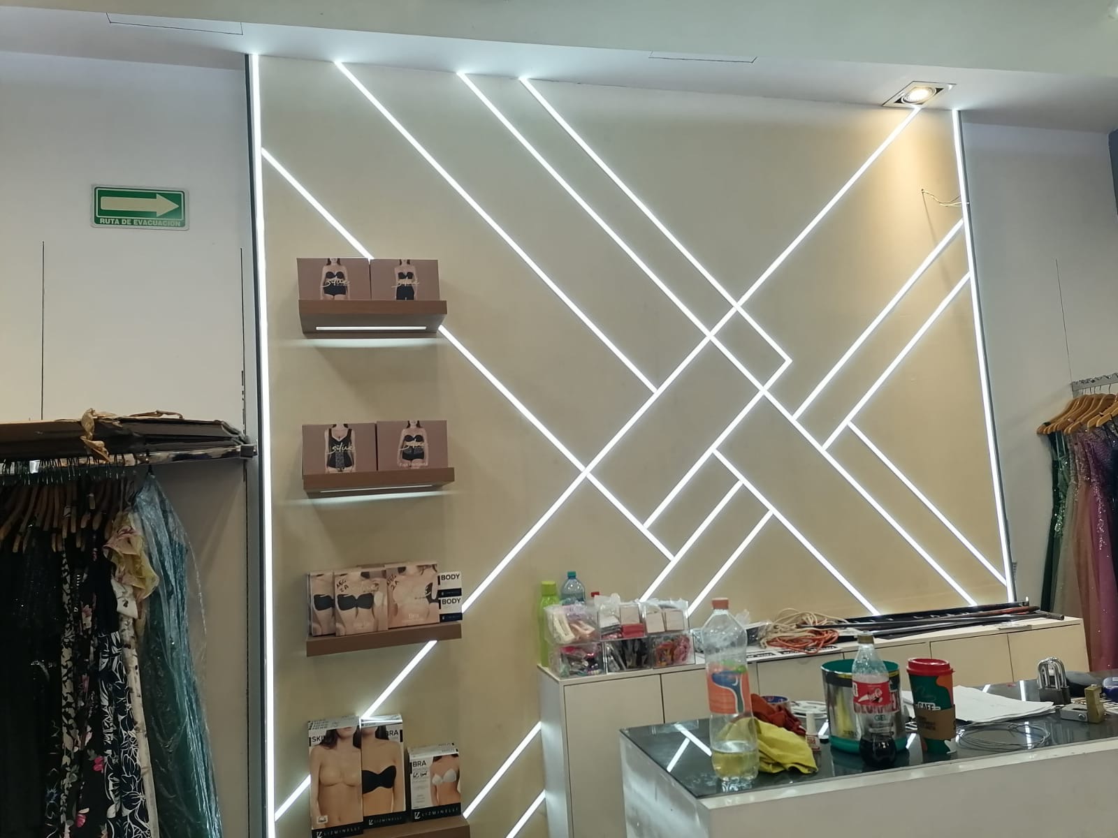 Muro decorativo con iluminación lineal