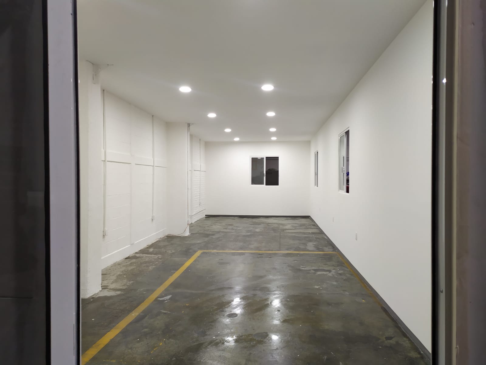 Espacio interior blanco con iluminación