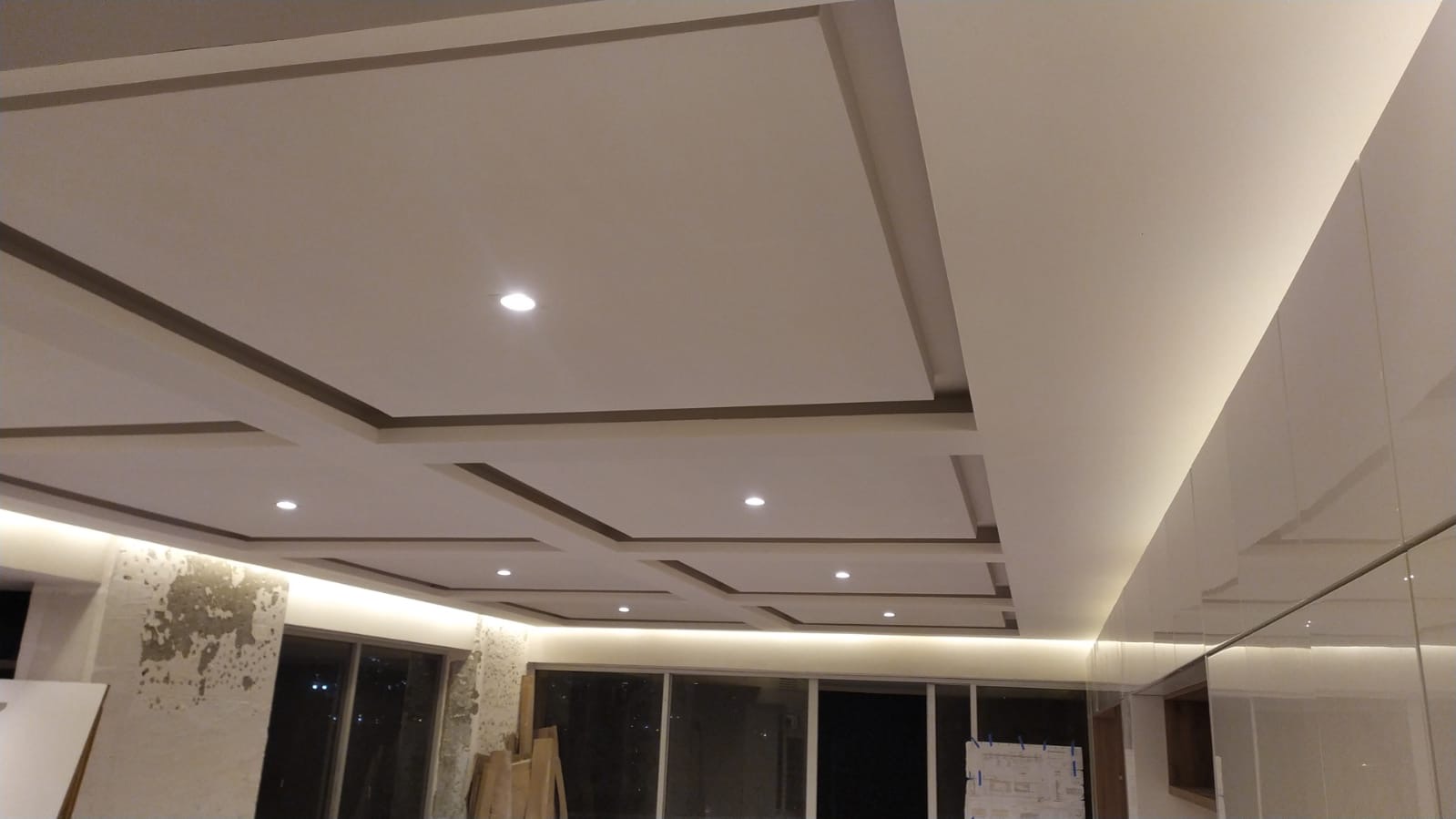 Plafón decorativo con iluminación