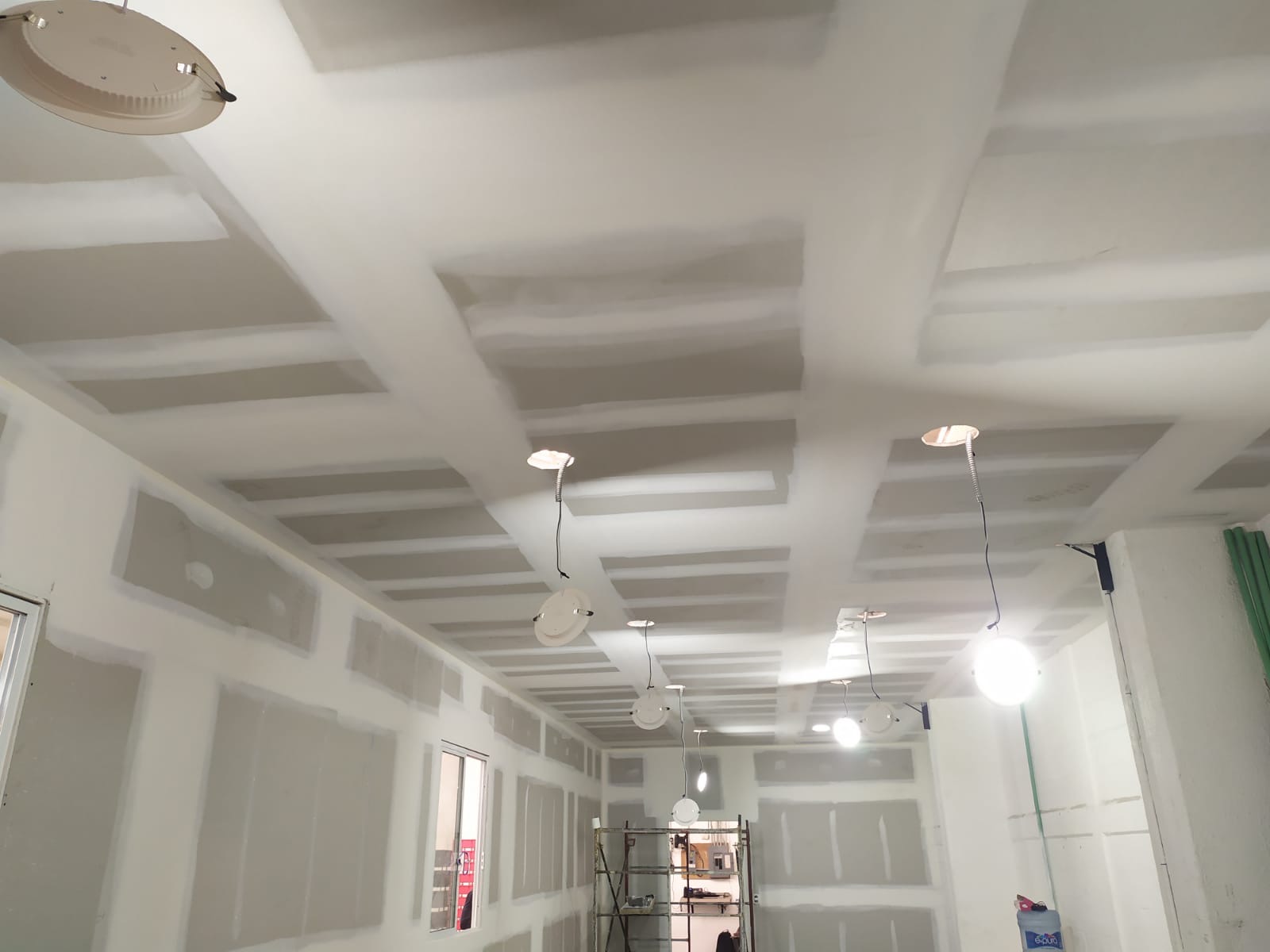 Trabajo de tablaroca en techo y muros