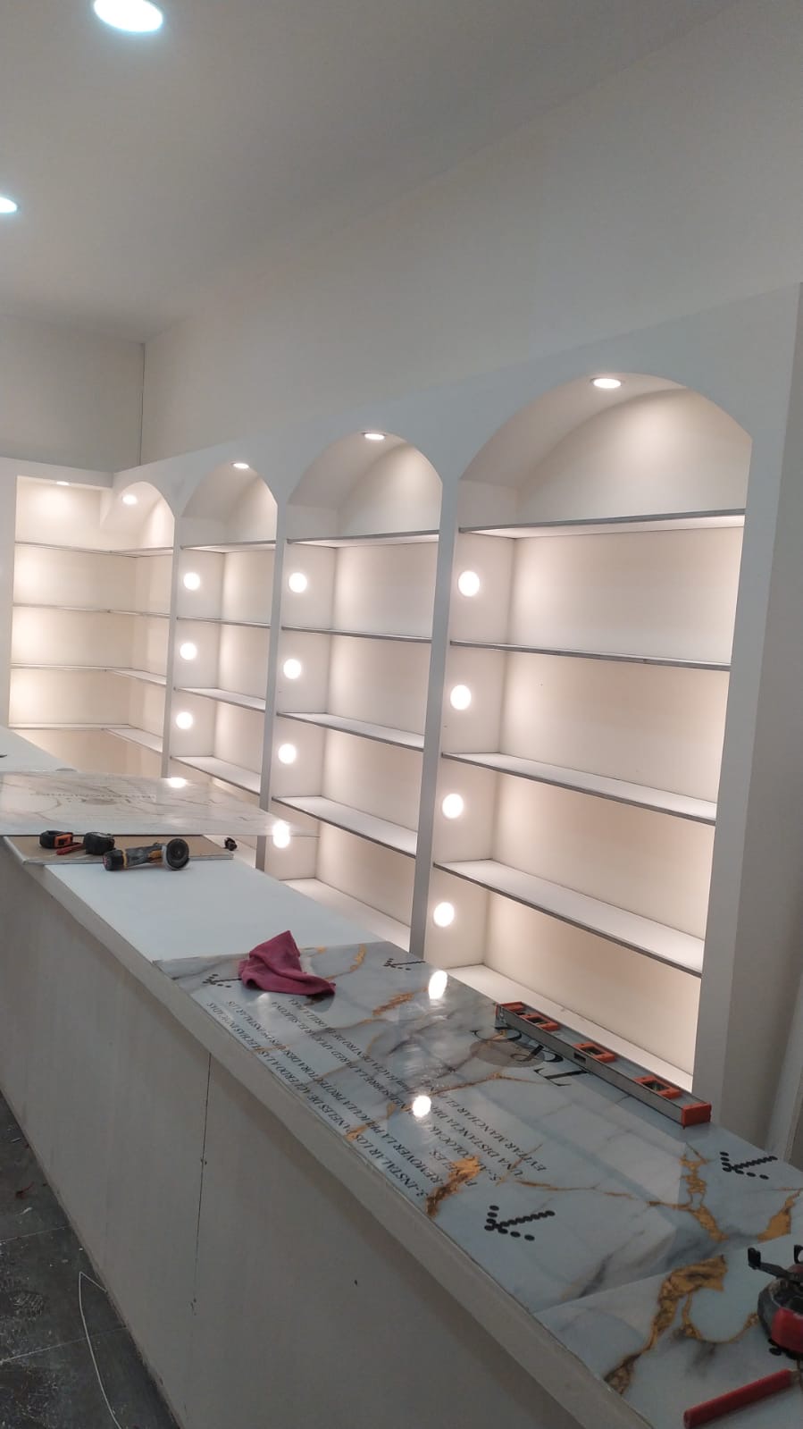 Instalación de repisas iluminadas en proceso